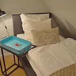 Morderne 3-Zimmerwohnung in einer Hausscheibe unter Reet