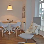 Morderne 3-Zimmerwohnung in einer Hausscheibe unter Reet